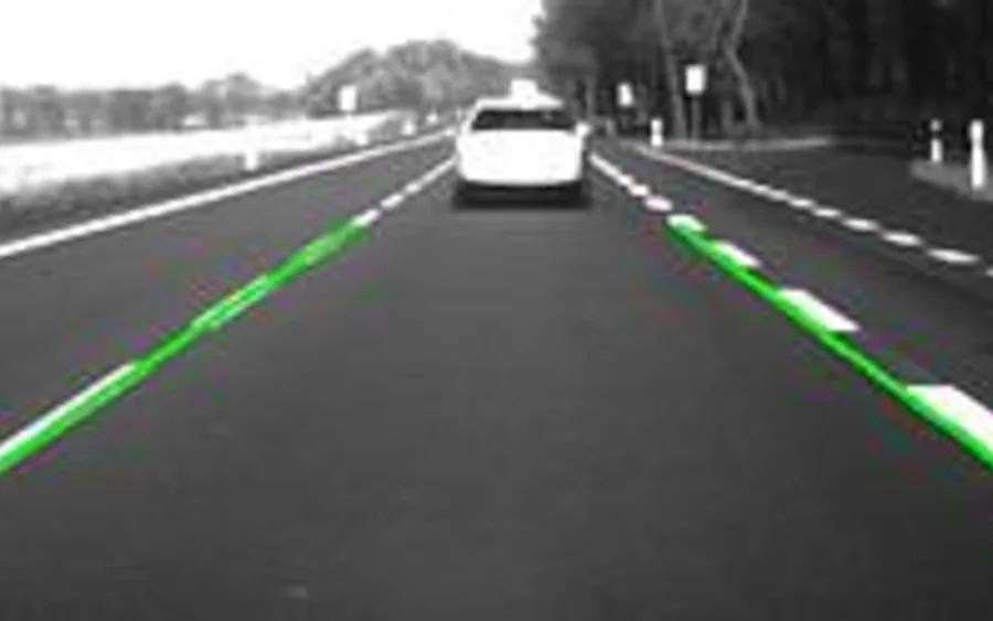 Détection des lignes de voie par caméra ADAS sur la route