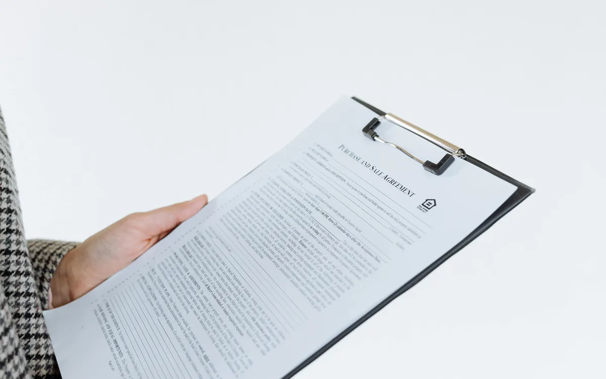 Technicien tenant un rapport de conformité ADAS sur planchette